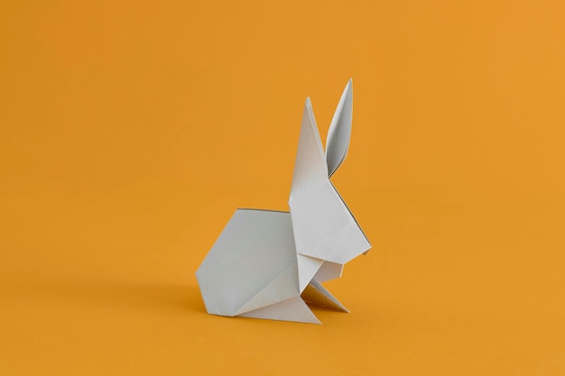 Foto conejo artificial sobre un fondo naranja