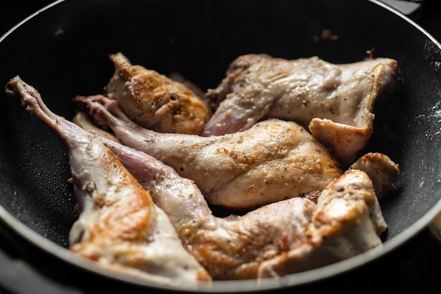 Conejo crudo con especias en una sartén Cocinar conejo guisado