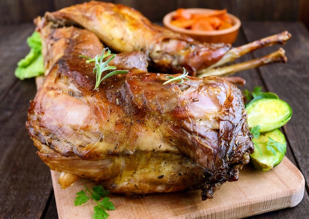 Conejo entero asado sobre una tabla de madera