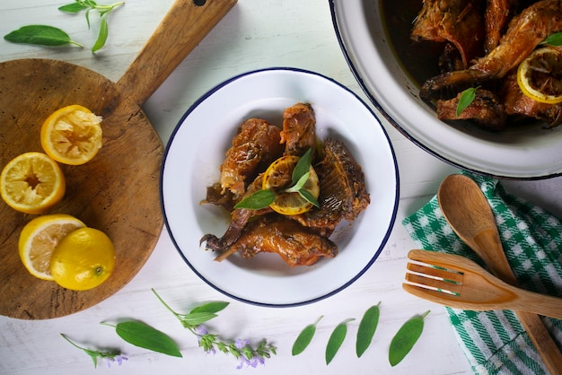 Conejo frito cocinado con ajos tiernos y salvia. Tapa típica española.