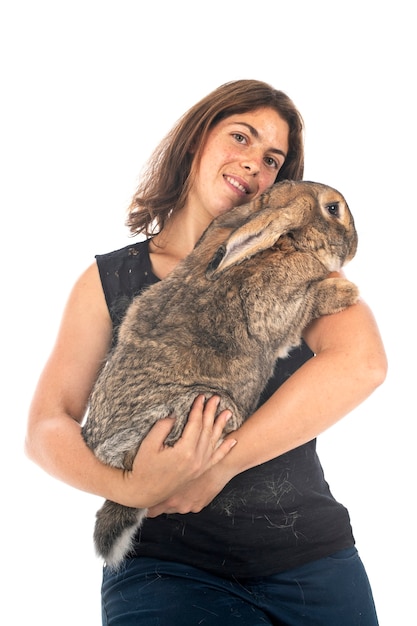 Conejo gigante flamenco y mujer delante de un fondo blanco