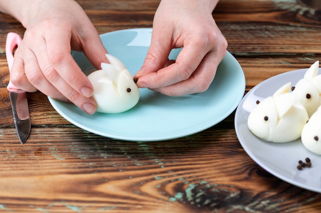 Conejo de huevo cocido, decoración de mesa de Pascua, decoración de Pascua y mesa.