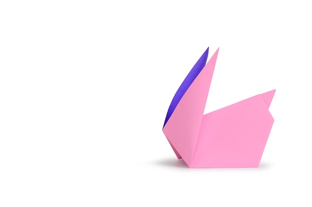 Conejo de origami aislado sobre fondo blanco de estudio