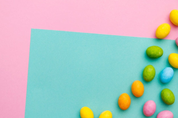 Conejo de Pascua. Concepto de fondo de vacaciones de Pascua feliz Huevo de conejito colorido plano laico con accesorio para celebración en papel rosa pastel rústico moderno en escritorio de oficina en casa.
