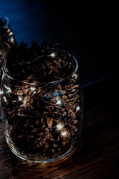 Cones com guirlanda em vaso de vidro Natal natal natal ano novo inverno luz decorações festivas