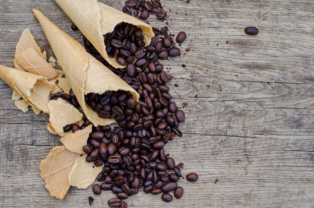 Cones de açúcar com grãos de café