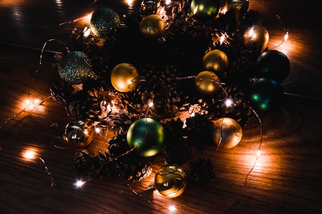 Cones de decoração de Natal e ano novo iluminam a atmosfera festiva à noite guirlanda