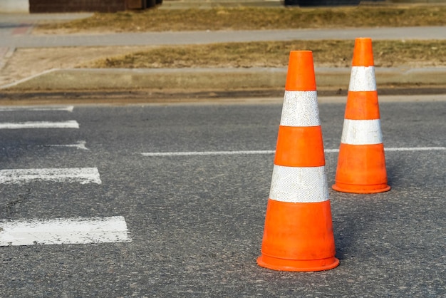 Cones de estrada nas marcações de estrada