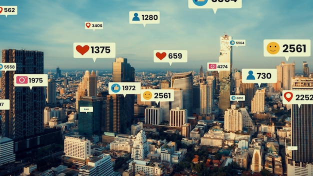 Ícones de mídia social sobrevoam a cidade no centro, mostrando a conexão do engajamento das pessoas
