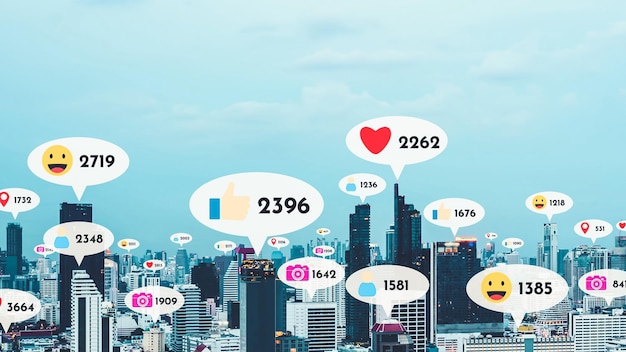 Ícones de mídia social sobrevoam o centro da cidade mostrando às pessoas conexão de reciprocidade