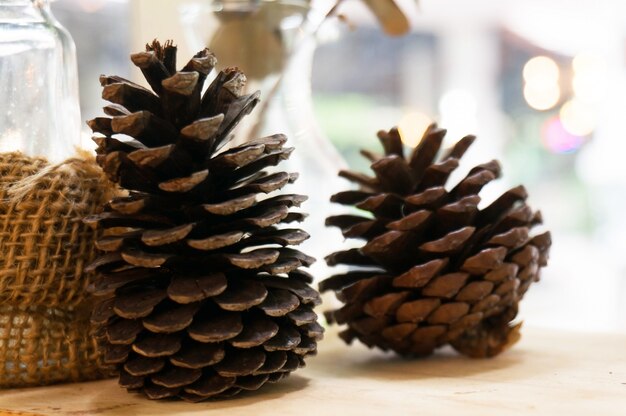 Cones de pinho na mesa de madeira.