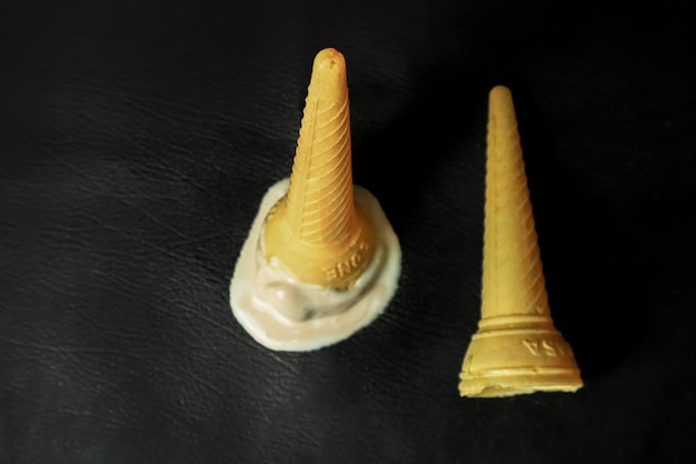 Cones de sorvete em um fundo preto em close-up com foco seletivo