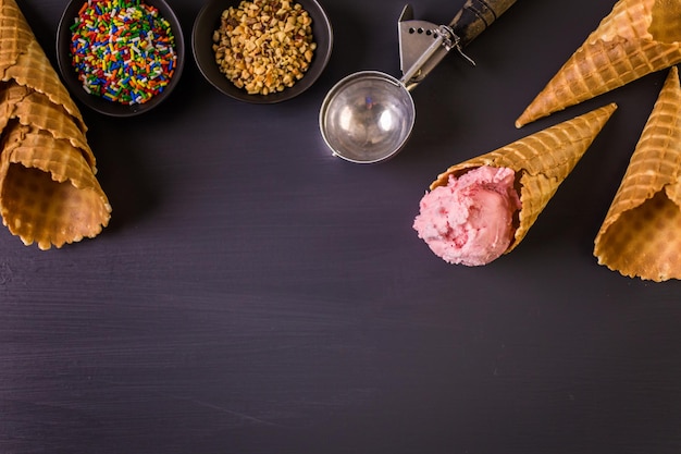 Cones de sorvete waffle com bolas de sorvete.