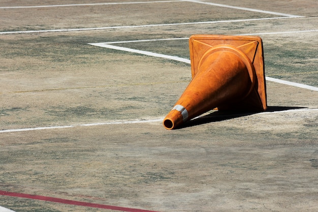 Cones de tráfego laranja deitado no chão de concreto