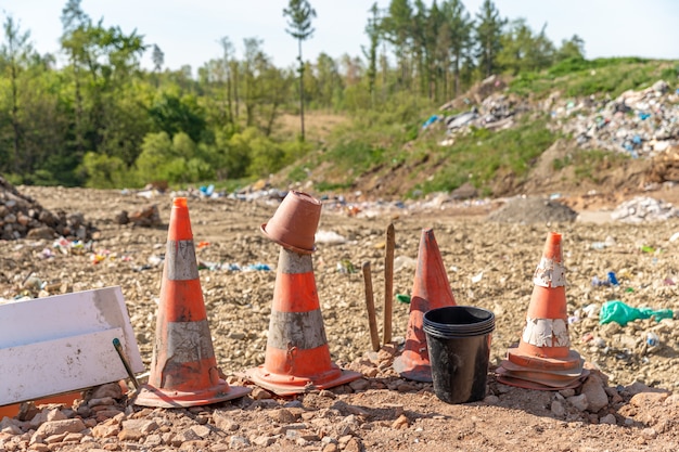 Cones de trânsito lançados no aterro