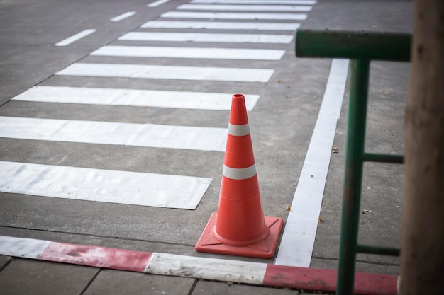 Cones de trânsito laranja na superfície da estrada de cimento