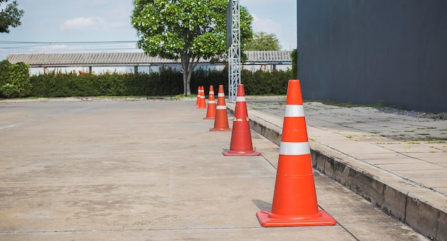 Cones de trânsito laranja na superfície da estrada de cimento