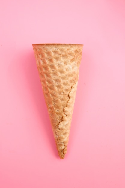 Foto cones de waffle de sorvete vazio no fundo rosa