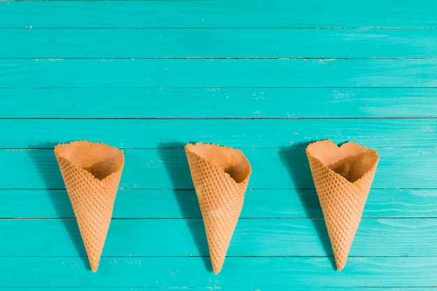 Foto cones de waffle em linha na mesa