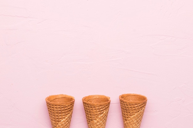 cones de waffle fundo rosa