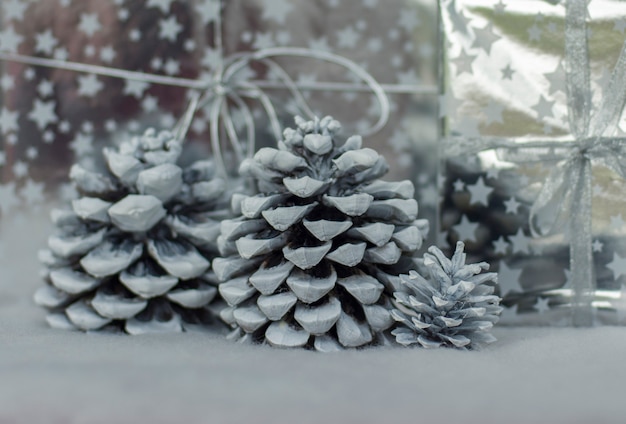 Cones na neve e presentes em embalagem de prata