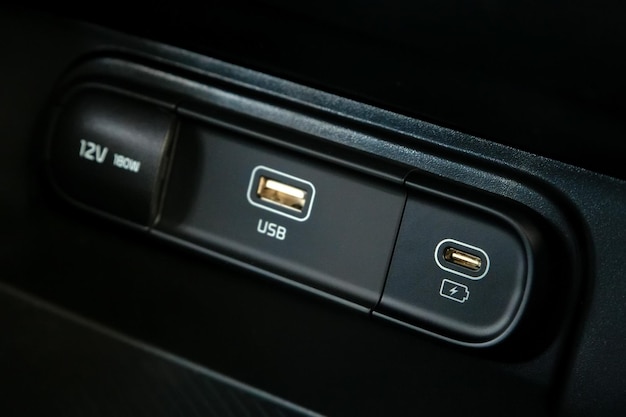 Conexão de cabo de carregamento aux e usb interior do carro