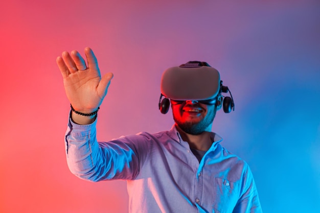 Conexão de homem com web abstrata e correntes em realidade virtual