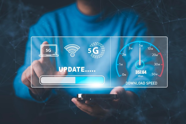 Conexão rápida à internet com o conceito de tecnologia Metaverse Mão segurando o smartphone e a tela virtual de medição de velocidade da InternetConceito de internet e tecnologia 5G Conceito de internet de alta velocidade