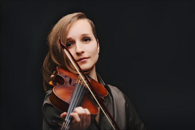 La conexión del artista con su violín brilla a través de mostrar el vínculo íntimo entre el músico