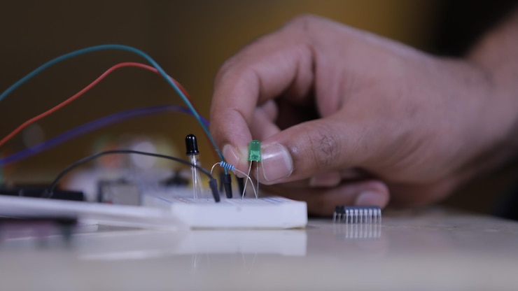 Foto conexión de componentes electrónicos en breadboard
