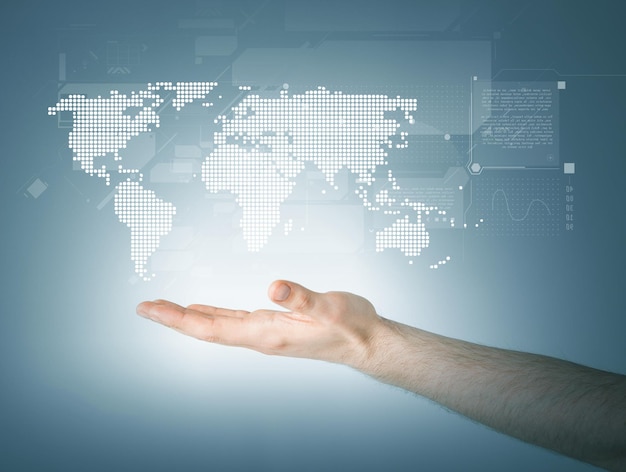 conexión y concepto de tecnología futura: cierre de la mano del hombre que muestra el mapa del mundo