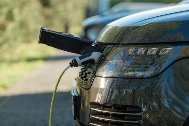 Conexión de la fuente de alimentación al vehículo eléctrico para cargar la batería