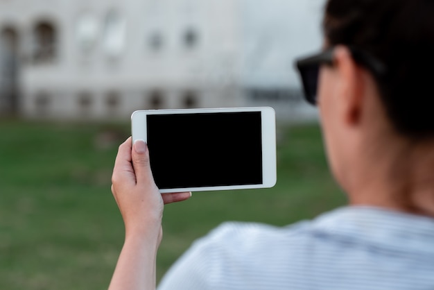 Conexión de personas, videollamadas de voz, equipo de comunicación, dispositivo de resolución de problemas, herramienta moderna, conexiones globales, proceso de datos, hardware portátil para teléfonos inteligentes