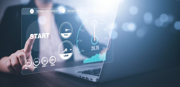 Conexión rápida a Internet con el concepto de tecnología Metaverse Programadores que trabajan con computadoras portátiles con pantalla virtual de medición de velocidad de Internet Concepto de Internet y tecnología 6G Internet de alta velocidad
