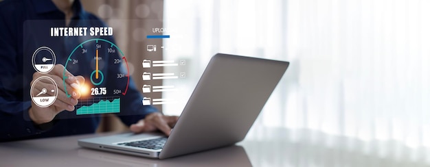 Foto conexión rápida a internet con el concepto de tecnología metaverse programadores que trabajan con portátiles con pantalla virtual de medición de velocidad de internet concepto de internet y tecnología 6g internet de alta velocidad