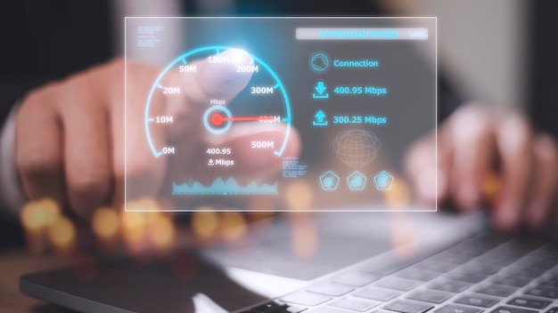 Conexión rápida a Internet con el concepto de tecnología Metaverse Teléfono inteligente de mano y pantalla virtual de medición de velocidad de Internet Concepto de Internet y tecnología Concepto de Internet de alta velocidad 5G