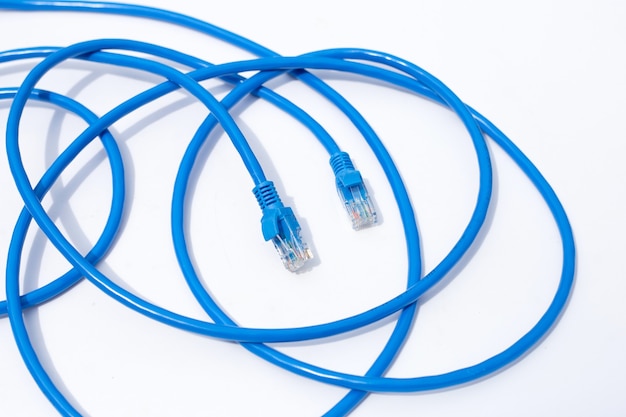 Conexión de red LAN ethernet cables azules sobre fondo blanco.
