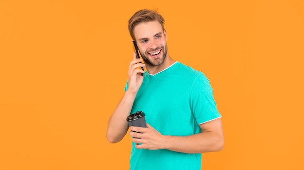 conexión telefónica joven hablar por celular llamada telefónica comunicación tecnología móvil hombre sonriente hablar por teléfono inteligente chico tiene conversación contacto de voz