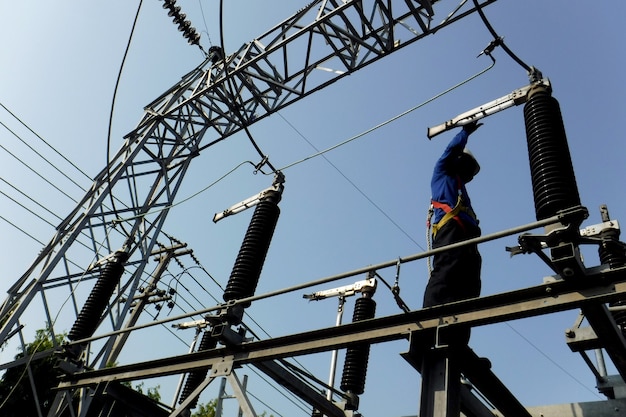 Conexión a tierra de protección personal para líneas de energía eléctrica en la estructura de despegue en la subestación