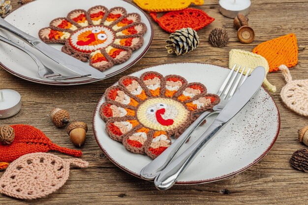 Confecção de mesa de outono Cortes de Ação de Graças decoração tradicional de outono plana Festive humor aconchegante feito à mão crocheteado perus e folhas fundo de madeira de perto