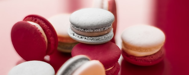 Foto confeitaria de confeitaria e conceito de branding macaroons franceses em fundo vinho tinto parisian chic cafe desse ...