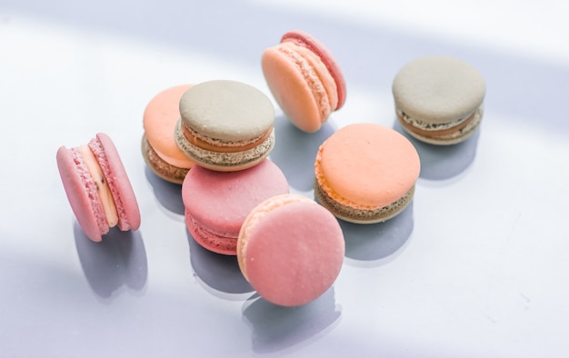 Confeitaria de confeitaria e conceito de marca macarons franceses em fundo azul Parisiense chique café sobremesa doce comida e bolo macaron para confeitaria de luxo design de cenário de férias de marca