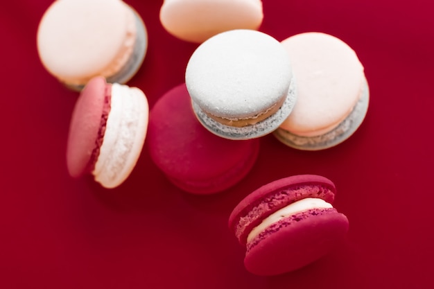 Confeitaria de confeitaria e conceito de marca macarons franceses em fundo de vinho tinto parisiense chique café sobremesa doce comida e bolo macaron para confeitaria de luxo design de cenário de férias