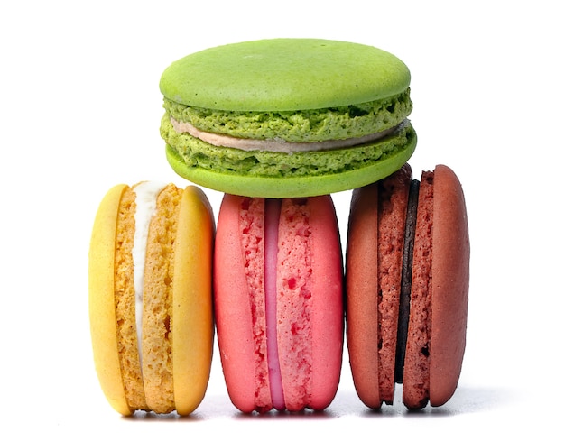 Confeitaria de macaroons multicoloridos em um fundo branco