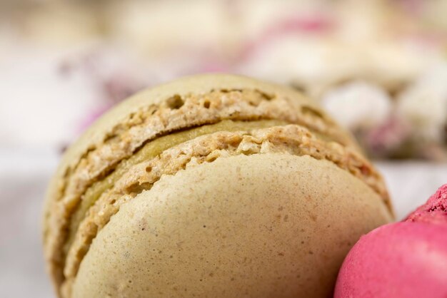 Confeitaria Macaroons com uso de ovos e açúcar um close da sobremesa doce Macaroons bege