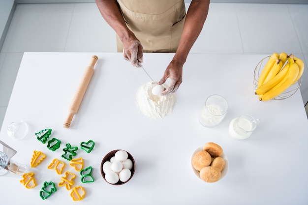 Foto confeiteiro fazendo massa de pão fresco macio farinha de ovos culinária em cozinha de interior moderna