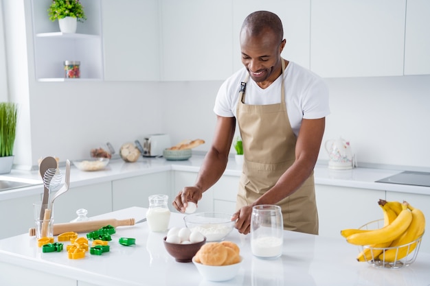 confeiteiro fazendo massa de pão fresco macio farinha de ovos culinária em cozinha de interior moderna