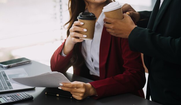 Conferência de empresários e empresários na sala de reuniões moderna, colegas de trabalho multirraciais felizes se divertem cooperando trabalhando juntos no escritório, reunindo o conceito asiático de trabalho em equipe