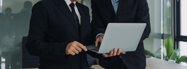 Conferência de empresários e empresários na sala de reuniões moderna, colegas de trabalho multirraciais felizes se divertem cooperando trabalhando juntos no escritório, reunindo o conceito asiático de trabalho em equipe