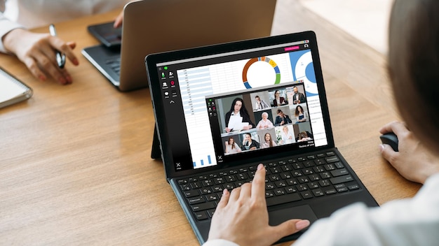 Conferencia en línea Presentación de video Transmisión web profesional Empleada que usa una computadora portátil que trabaja en la revisión de datos con el equipo de negocios en pantalla con gráficos